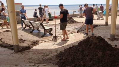 Как крымчане пережили потоп: убирают, возят воду, помогают друг другу