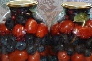 Полезные и вкусные: рецепт сочных маринованных помидоров со сливами