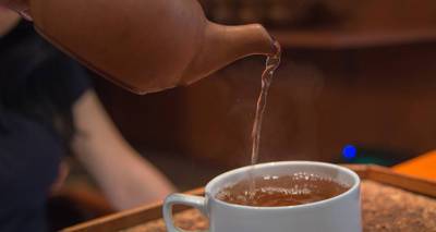 Диетолог рассказала о пользе горячего чая в жаркую погоду