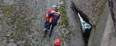 В Красноярске со скалы Такмак спасатели сняли троих туристов
