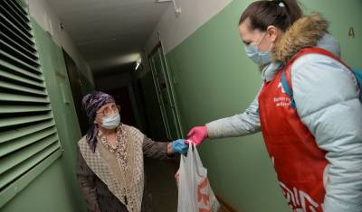 Опрос: в пандемию россиянам помогали волонтеры и родные, а не государство