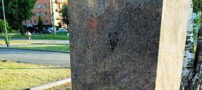 Вандалы испачкали детскую площадку и памятник битумом, которым заливают керны в Петрозаводске (ФОТО)
