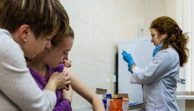 На Троицу от коронавируса вакцинировали 4 390 украинцев