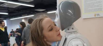 Робот Светлана отвечает на звонки пациентов в Карелии