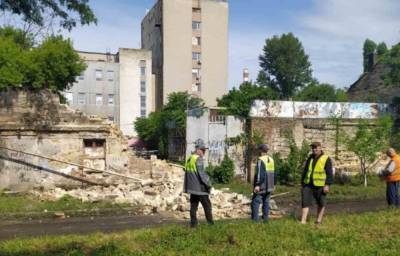 ЧП в Одессе: стена дома рухнула на газовую трубу, кадры с места