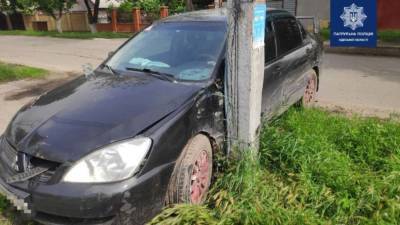 В Одессе автоледи на Mitsubishi врезалась в столб – пострадали дети