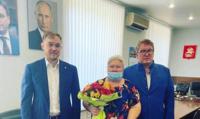 Единороссы Чехова поздравили с Днем медработника Татьяну Развязкину