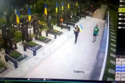 В Полтаве неизвестные сорвали государственный флаг с могилы ветерана