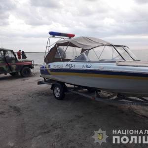 В Кирилловке прогулочный катер едва не унесло в открытое море: на помощь пришли спасатели и полиция. Фото