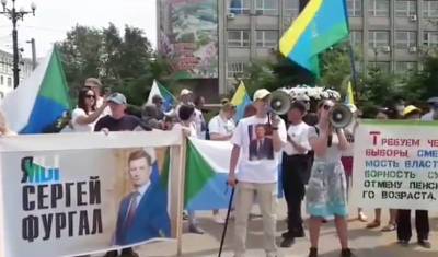 Дело завели на жительницу Хабаровска за драку с полицейским на митинге