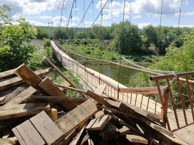 Вплавь по реке? Жители Заиренской части Кунгура жалуются на ремонт пешеходного моста