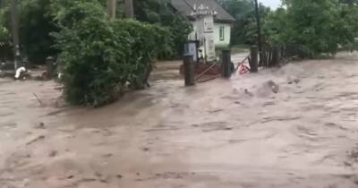 Дороги превратились в реки. До Буковины добрался разрушительный циклон из Крыма (видео)