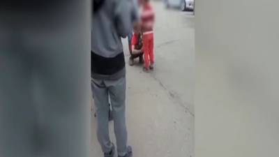 Женщина заставила 9-летнего мальчика извиняться перед ее сыном на коленях
