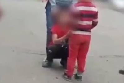 У россиянки, поставившей обидчика сына на колени, изъяли детей