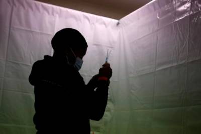 Польша начала вакцинировать от коронавируса бездомных