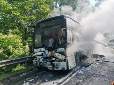 16 человек доставили в больницу: В Туапсинском районе загорелся автобус после столкновения с другим автобусом