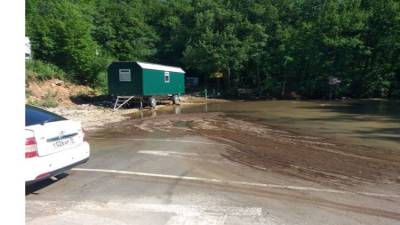 В Севастополе потоп заблокировал дорогу к детскому лагерю "Горный"