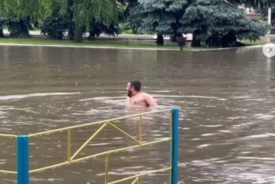 В Одесской области люди купаются на затопленных улицах: "Если море не идёт к нам..."