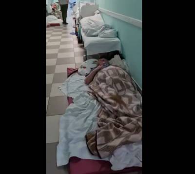 Ковидных пациентов в Петербурге кладут прямо на больничный пол