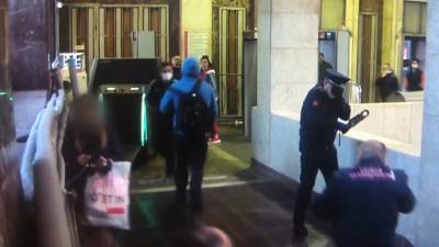 Безбилетник залил газом двух контролеров в московском метро