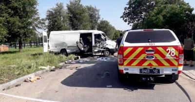 В ДТП с микроавтобусом в Днепропетровской области погибли два человека, еще восемь — травмированы (ФОТО)