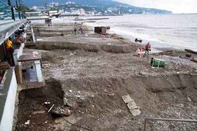 Роспотребнадзор запретил купаться на пляжах Крыма после потопа