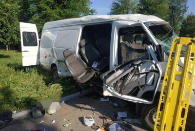 На Днепропетровщине ВАЗ въехал в микроавтобус с пассажирами. Два человека погибли, еще восемь - ранены