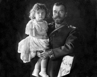 Почему Николай II наряжал царевича Алексея в платье
