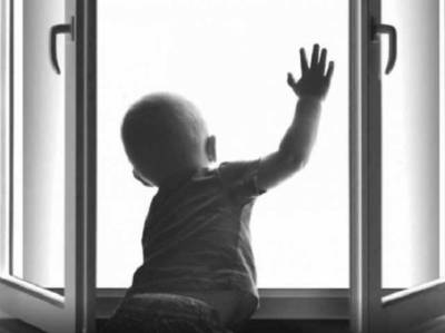 В Одесской области двухлетний мальчик выпал из окна квартиры: малыш в тяжелом состоянии