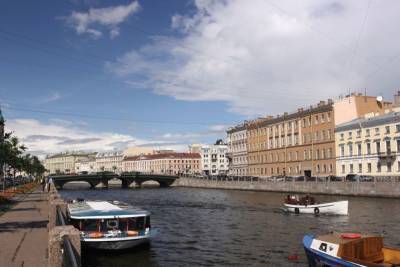 Компания на катере в Петербурге потеряла участника под мостом