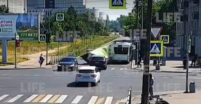 Фокус с исчезновением: В Петербурге кузов "газели" "перешёл" в 2D-измерение после столкновения с автобусом