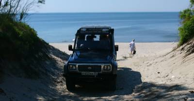 Под Балтийском на пляже с отдыхающими катался внедорожник (фото)