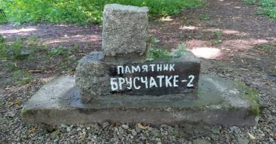 Калининградцы восстановили памятник брусчатке и скамейку из старинных кирпичей, уничтоженные вандалами (фото)