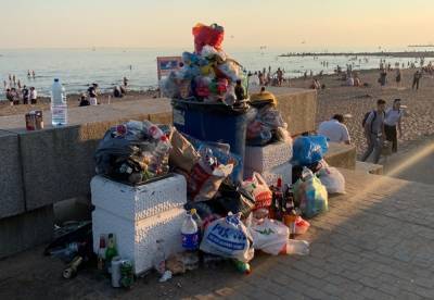 Жара привела к сильному загрязнению на пляже в парке 300-летия