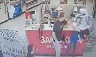 Покупатель «Детского мира» напал на продавца за просьбу надеть маску