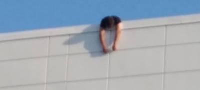 Сильно пьяный мужчина залез на крышу торгового центра в Петрозаводске и не смог спуститься (ФОТО)