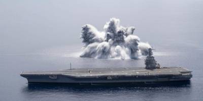 ВМС США взорвали бомбу рядом с новым авианосцем, чтобы посмотреть, сможет ли корабль выдержать удар