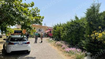 Самолет рухнул во дворе жилого дома в Греции