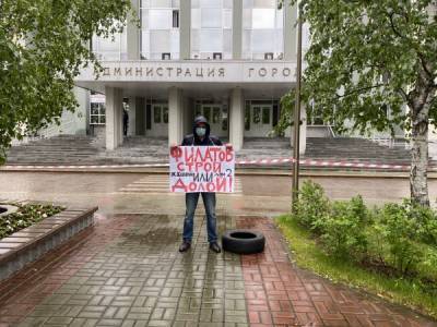 В Сургуте дольщик ЖК "Любимый" провёл пикет у здания мэрии
