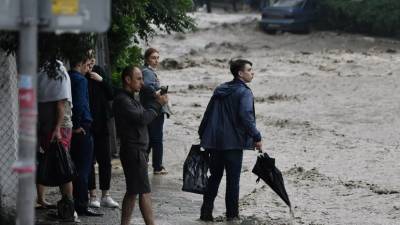 МЧС дополнительно направило в подтопленный Крым более 200 спасателей