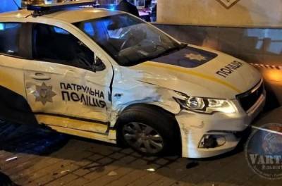 Во Львове джип сбил полицейское авто, сопровождавшее младенца в больницу