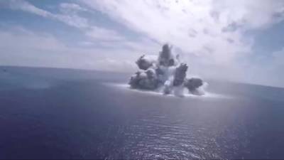 Авианосец США испытали мощным подводным взрывом