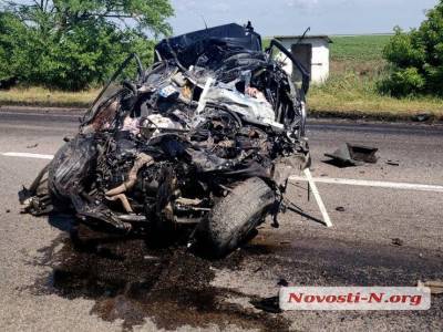 На трассе Одесса - Николаев три легковых авто столкнулись с фурой – погибли два человека, шестеро пострадали