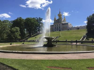 Петербуржцев предупредили об опасности купания в городских фонтанах