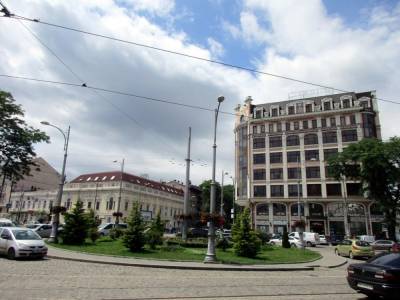 Одесская Тираспольская площадь: цветущий круг и транспорт вокруг