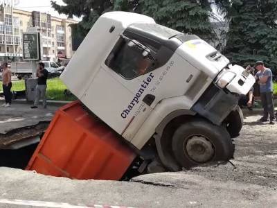 В Житомире на выходных под асфальт провалился грузовик с асфальтом