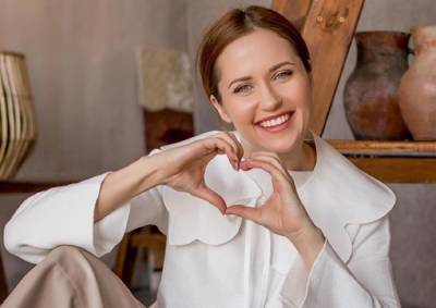 Звезда "Крепостной" Денисенко в прозрачном корсете показала безупречные изгибы: "Богиня красоты!"