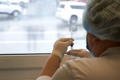В ряде регионов РФ ввели обязательную вакцинацию для работников