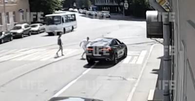 "Ты не проедешь!": Петербуржец попытался рукой остановить BMW на зебре и получил от водителя кулаком в живот