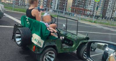 Женщина проехала по трассе в Москве на детском электромобиле